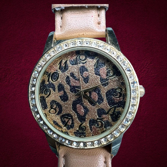 Beautiful Vintage BWC Women’s Watch Leopard Print Rhinestone Face - Picture 5 of 6